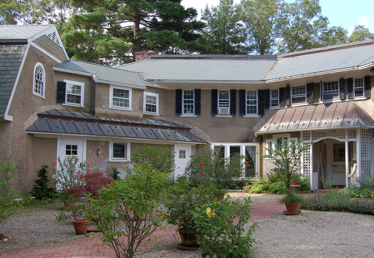 stucco house before restoration